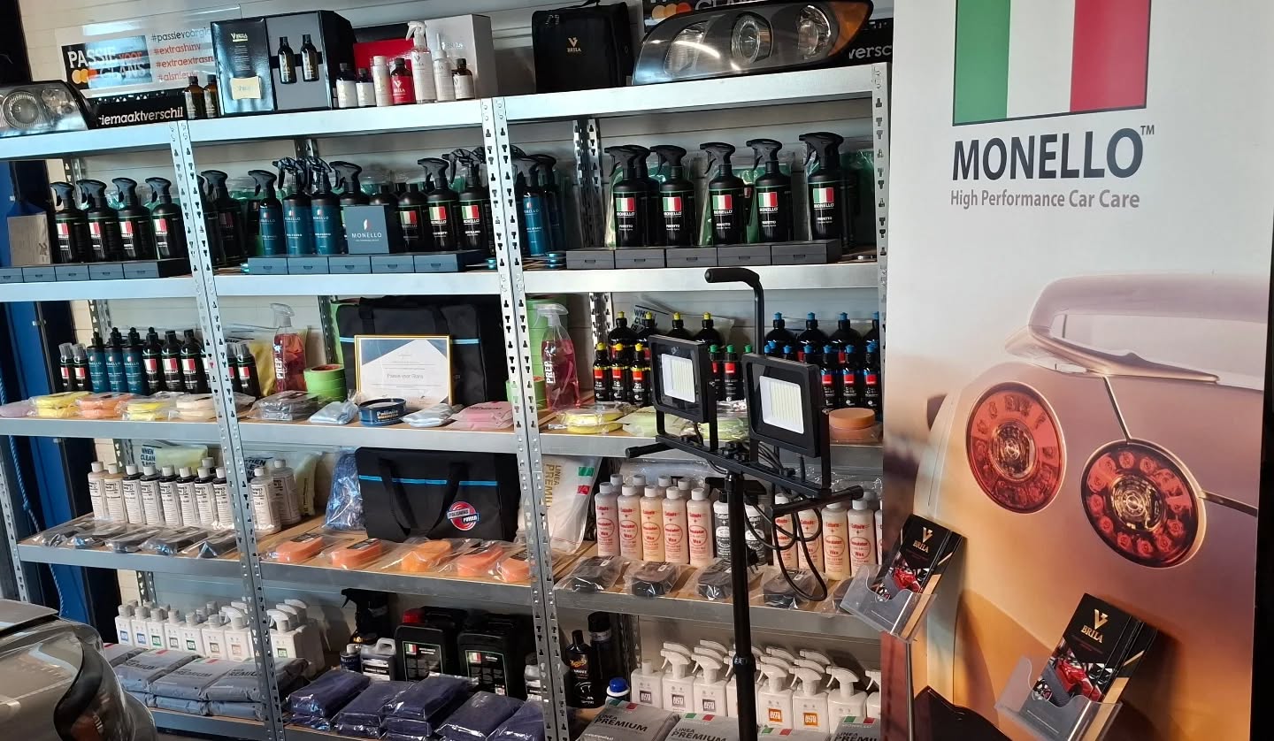 Workshop Detailing: Zaterdag 21 juni 2025

Tijdens "Workshop Detailing" leer je pas écht een auto te behandelen en verzorgen. Als je daarna geen tijd vrij weet te maken dat zelf te doen, leer je in ieder geval wat je precies mag verwachten van iemand die het uitvoert. Laten we wel wezen, de ene polijster is de andere niet. Het kán heel netjes, maar vaak word ik gevraagd de schade die anderen hebben aangericht te herstellen. Na zo’n workshop blijken deelnemers veelal, zo zeggen ze zelf, aangestoken door het passie voor glansvirus. Heel belangrijk is zonder angst voor lakschade een auto te kunnen polijsten.

In het introductiegesprek vraag ik naar ervaring en wat men wilt leren. Uiteraard staat materiaal tijdens de workshop gratis ter beschikking.

Wist je dat…

Poetsen bestaat uit wassen (reiniging) én kleien (dieptereiniging)?

Polijsten schadeherstel is (verwijdering van swirls, hologrammen, waas, ingebrande vlekken, verkleuring)?

Bescherming dan (voeding en/of wax of glascoating) slechts opbrengen en afnemen is?

Prijs: € 40,- p.p. (max 8 personen)
Locatie: Passie voor Glans, Installatieweg 4, 8263 BS Kampen

Deelname? Graag NAW-gegevens via info@passievoorglans.nl

www.passievoorglans.nl/workshops/