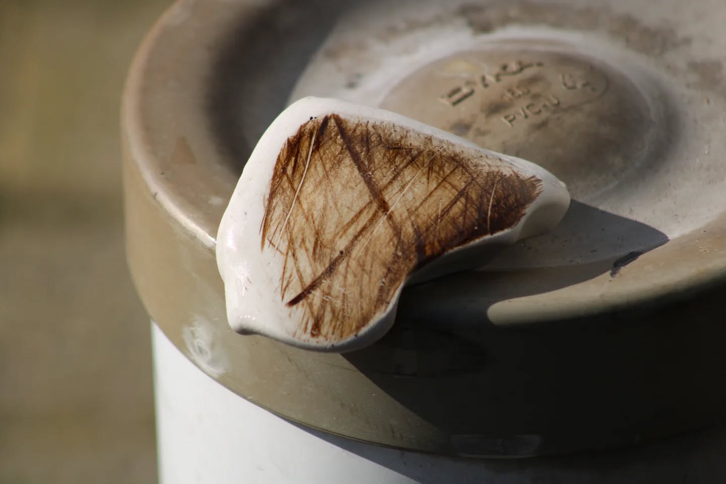 Workshop Detailing: Zaterdag 21 juni 2025

Tijdens "Workshop Detailing" leer je pas écht een auto te behandelen en verzorgen. Als je daarna geen tijd vrij weet te maken dat zelf te doen, leer je in ieder geval wat je precies mag verwachten van iemand die het uitvoert. Laten we wel wezen, de ene polijster is de andere niet. Het kán heel netjes, maar vaak word ik gevraagd de schade die anderen hebben aangericht te herstellen. Na zo’n workshop blijken deelnemers veelal, zo zeggen ze zelf, aangestoken door het passie voor glansvirus. Heel belangrijk is zonder angst voor lakschade een auto te kunnen polijsten.

In het introductiegesprek vraag ik naar ervaring en wat men wilt leren. Uiteraard staat materiaal tijdens de workshop gratis ter beschikking.

Wist je dat…

Poetsen bestaat uit wassen (reiniging) én kleien (dieptereiniging)?

Polijsten schadeherstel is (verwijdering van swirls, hologrammen, waas, ingebrande vlekken, verkleuring)?

Bescherming dan (voeding en/of wax of glascoating) slechts opbrengen en afnemen is?

Prijs: € 40,- p.p. (max 8 personen)
Locatie: Passie voor Glans, Installatieweg 4, 8263 BS Kampen

Deelname? Graag NAW-gegevens via info@passievoorglans.nl

www.passievoorglans.nl/workshops/